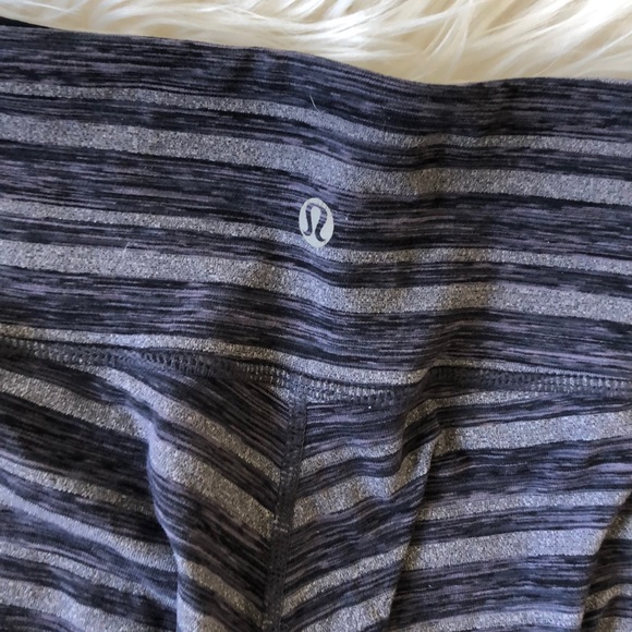 SOLD Lululemon Coal Strata Crop - Picture 4 of 5